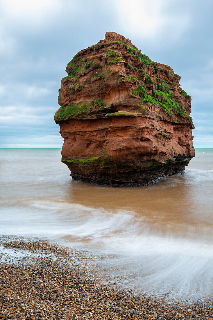 Der rote Felsen an der Küste von Sidmouth. Jurassische Küste, Devon, England, Vereinigtes Königreich;