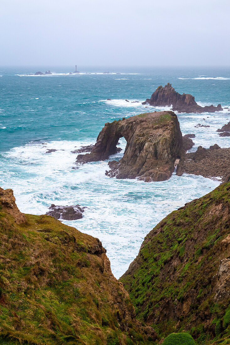 Blick auf den Enys Dodnan Arch bei Land's End. Penzance, West-Cornwall, England.