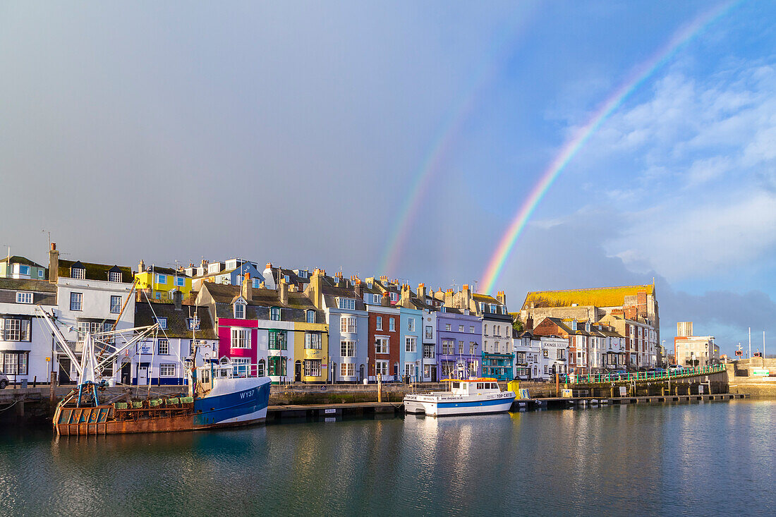 Morgenansicht mit Regenbogen am Hafen von Weymouth. Weymouth, Juraküste, Dorset, England, Vereinigtes Königreich.
