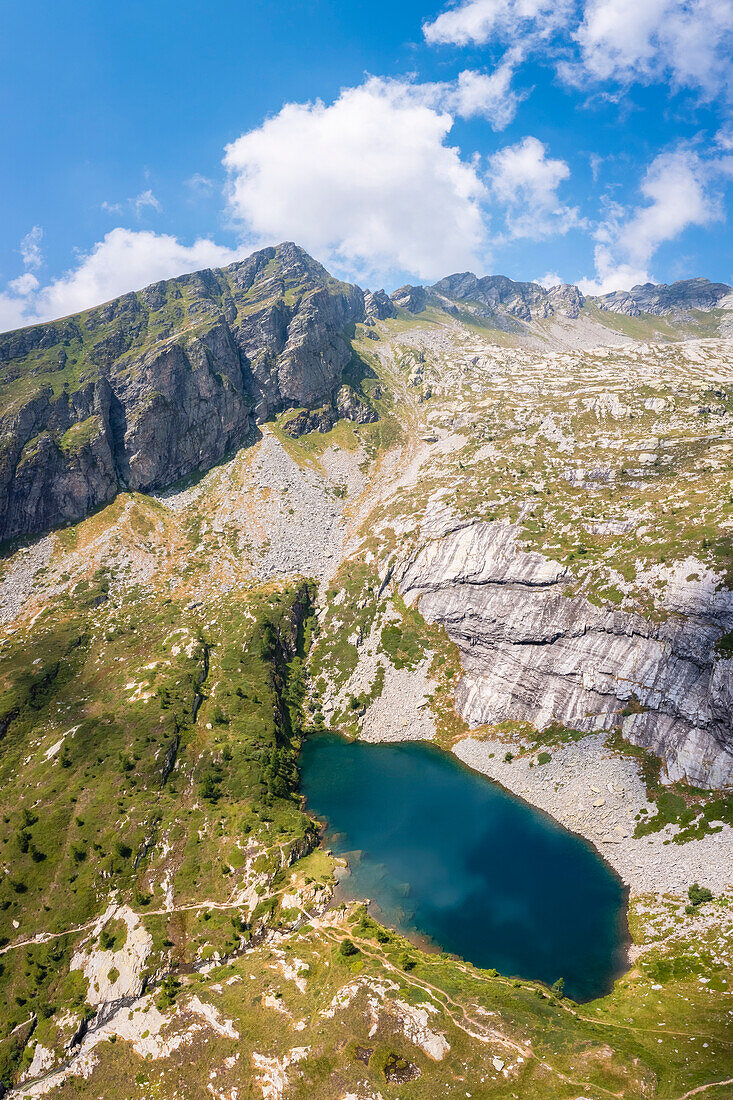 Blick auf die unteren Paione-Seen im Sommer. Bognanco, Val Bognanco, Piemont, Italien.