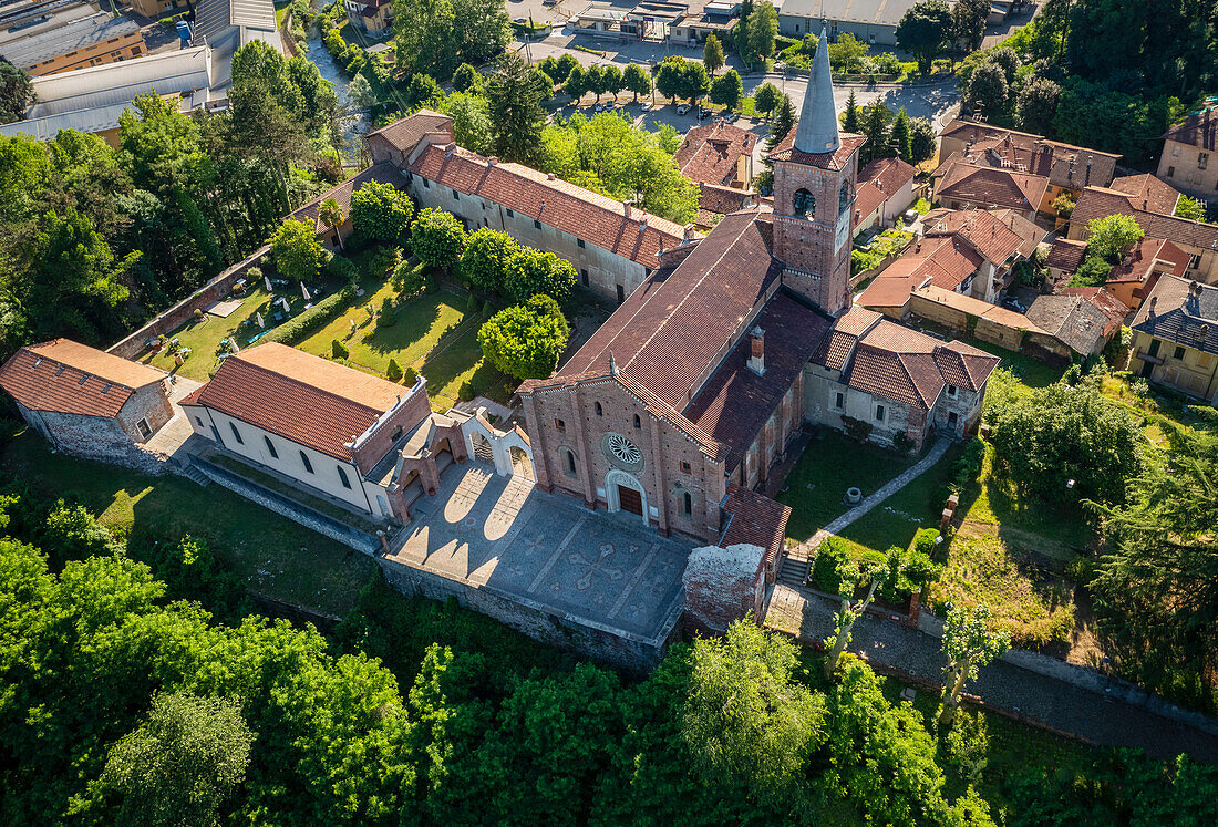 Luftaufnahme der mittelalterlichen Kirche Collegiata von Castiglione Olona, Provinz Varese, Lombardei, Italien.