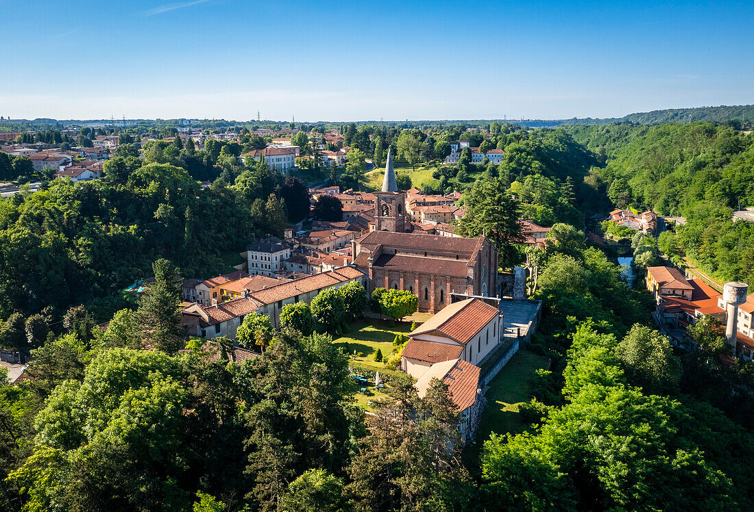 Luftaufnahme der mittelalterlichen Kirche Collegiata von Castiglione Olona, Provinz Varese, Lombardei, Italien.