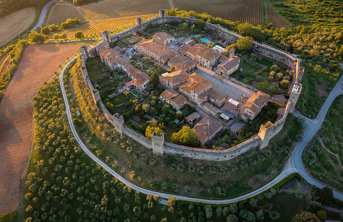 Luftaufnahme der mittelalterlichen Stadt Monteriggioni bei Sonnenuntergang. Monteriggioni, Bezirk Siena, Toskana, Italien.