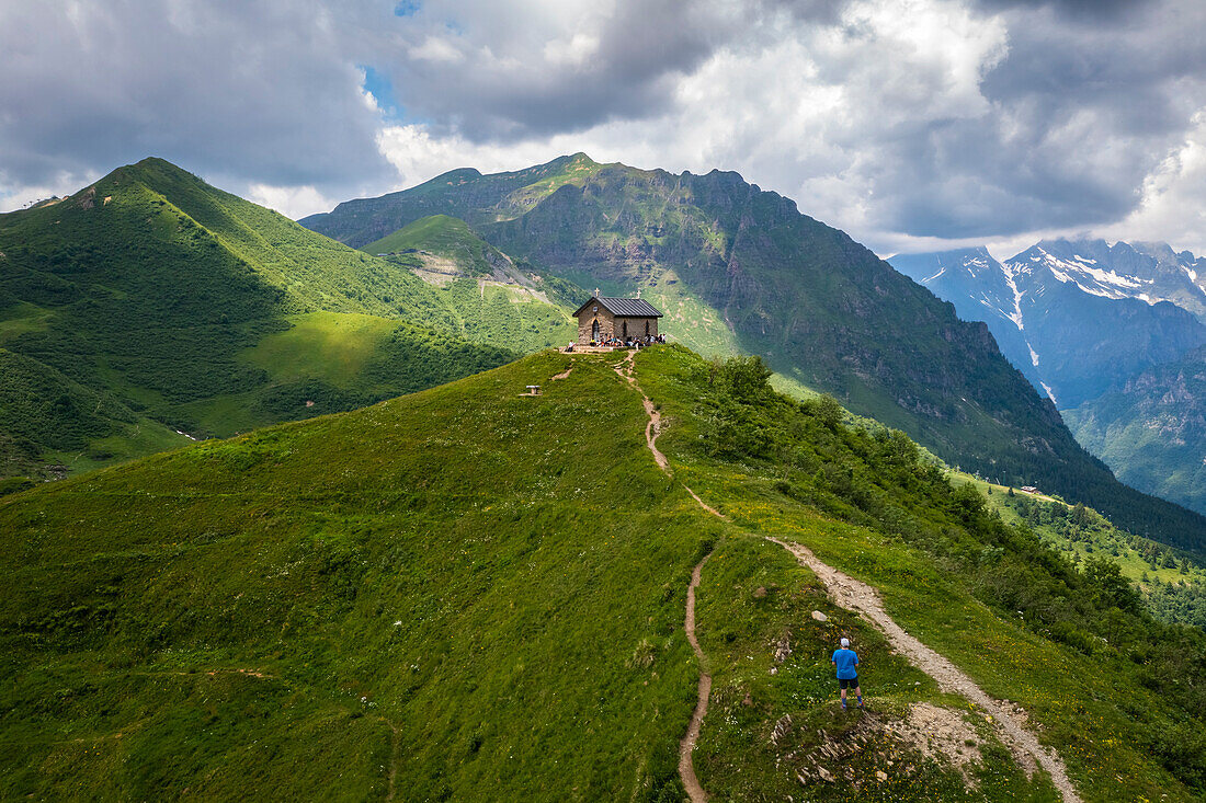 Luftaufnahme der kleinen Kirche auf der Spitze des Manina-Passes, zwischen dem Scalve-Tal und dem Seriana-Tal. Nona, Vilminore di Scalve, Scalve-Tal, Lombardei, Provinz Bergamo, Italien.