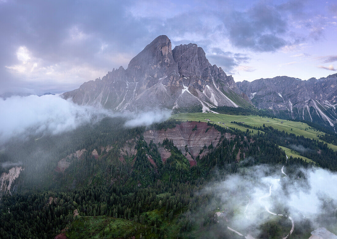 Luftaufnahme der Gipfel des Sass De Putia in der Morgendämmerung. Passo Delle Erbe, Dolomiten, Südtirol, Trentino Südtirol, Italien.