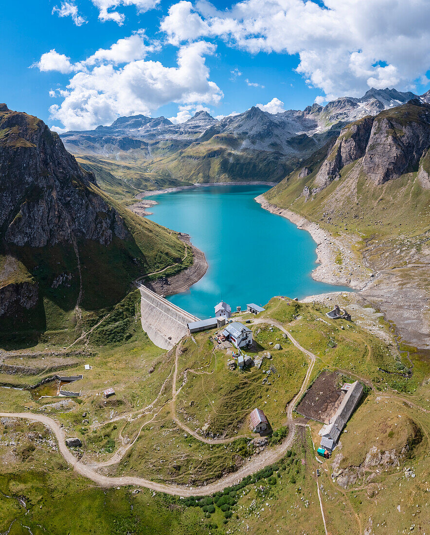 Blick auf den Vannino-See und den Staudamm mit dem Rifugio Margaroli. Formazza, Valle Formazza, Verbano Cusio Ossola, Piemont, Italien.