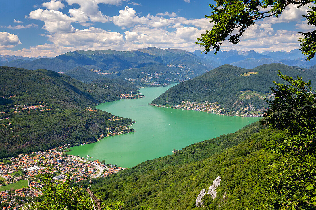 Blick auf den Ceresio-See von den Befestigungsanlagen der Linea Cadorna auf dem Monte Orsa und dem Monte Pravello. Viggiù, Bezirk Varese, Lombardei, Italien.