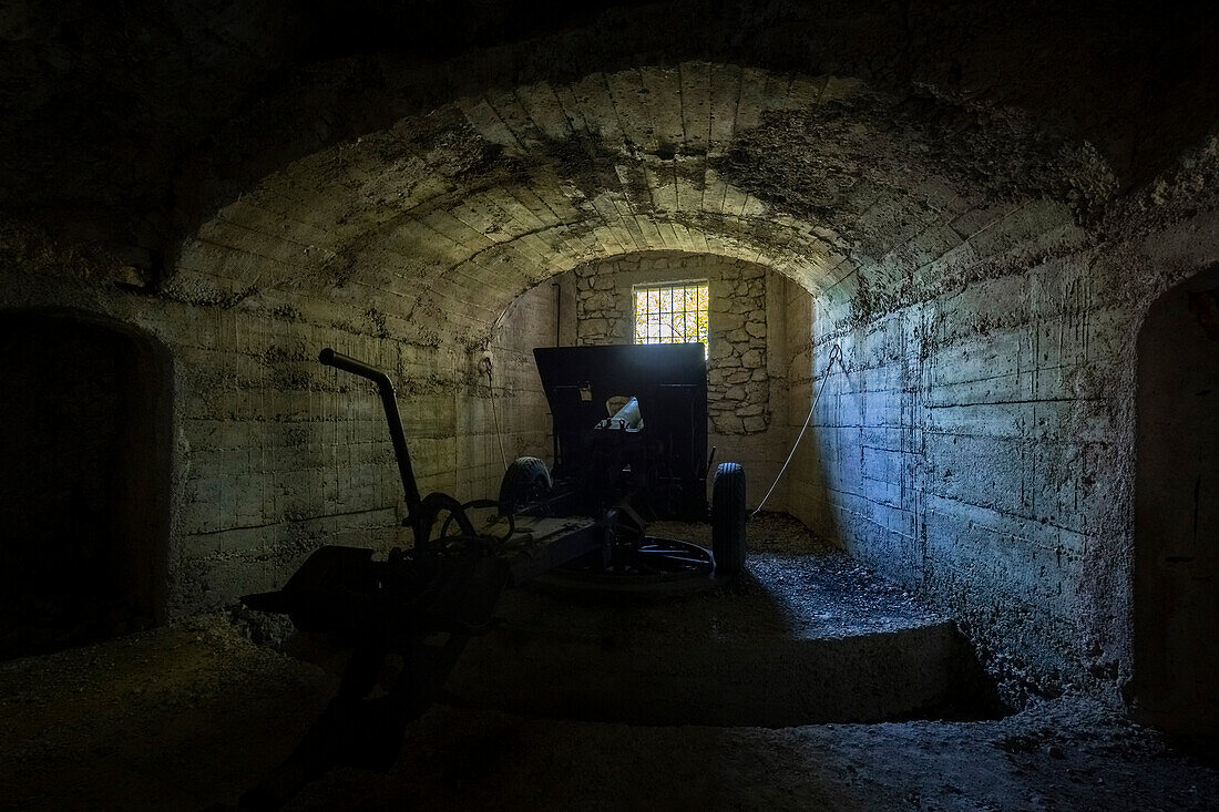 Blick auf eine Artilleriestellung in einem Bunker der Befestigungsanlagen der Linea Cadorna auf dem Monte Orsa und dem Monte Pravello. Viggiù, Bezirk Varese, Lombardei, Italien.