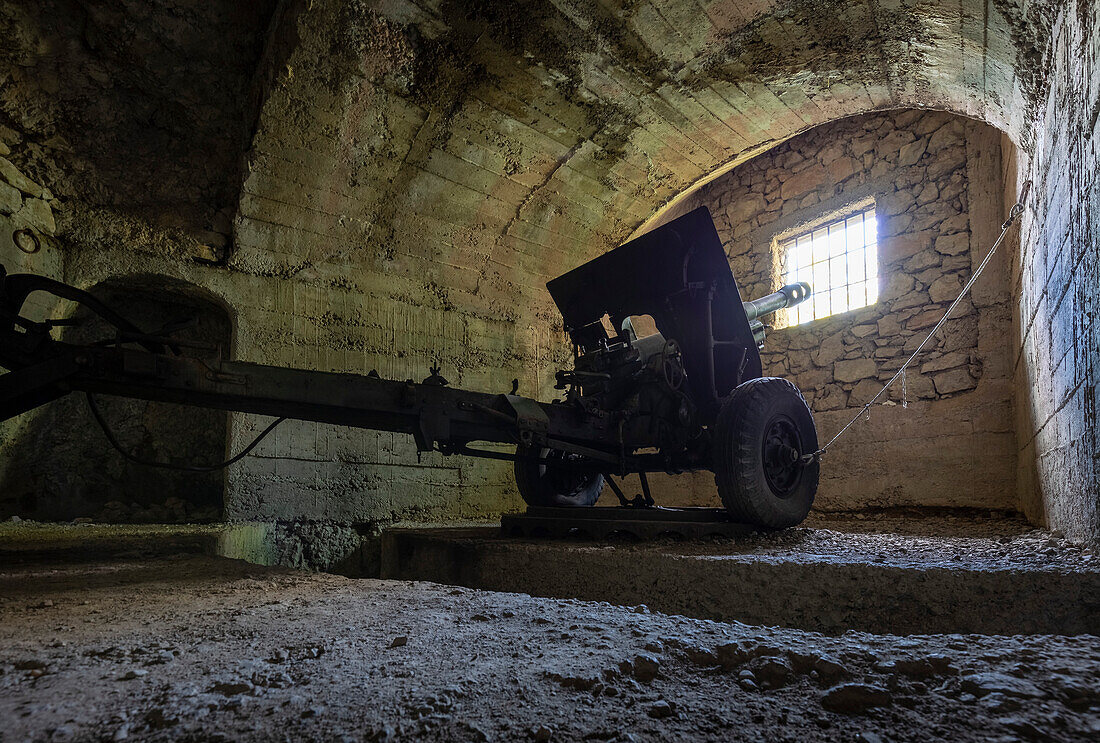 Blick auf eine Artilleriestellung in einem Bunker der Befestigungsanlagen der Linea Cadorna auf dem Monte Orsa und dem Monte Pravello. Viggiù, Bezirk Varese, Lombardei, Italien.