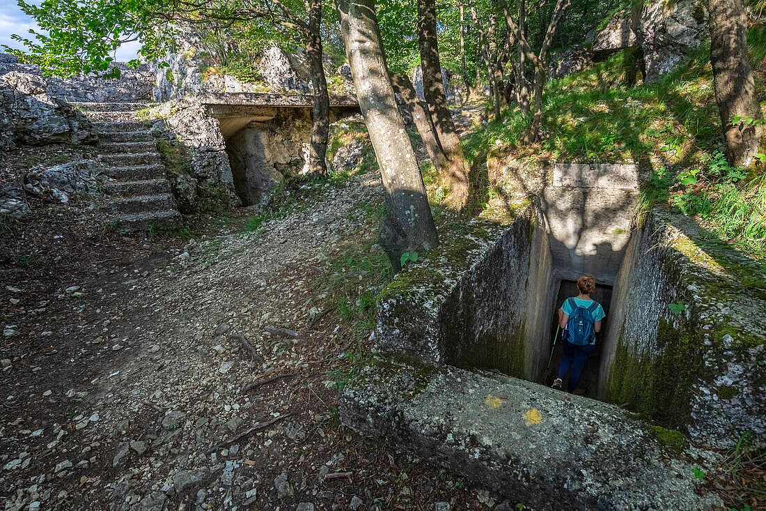 Blick auf einen Wanderer, der die Bunker und Artilleriestellungen im Inneren des Monte Orsa und des Monte Pravello, Teil der Linea Cadorna, betritt. Viggiù, Bezirk Varese, Lombardei, Italien.