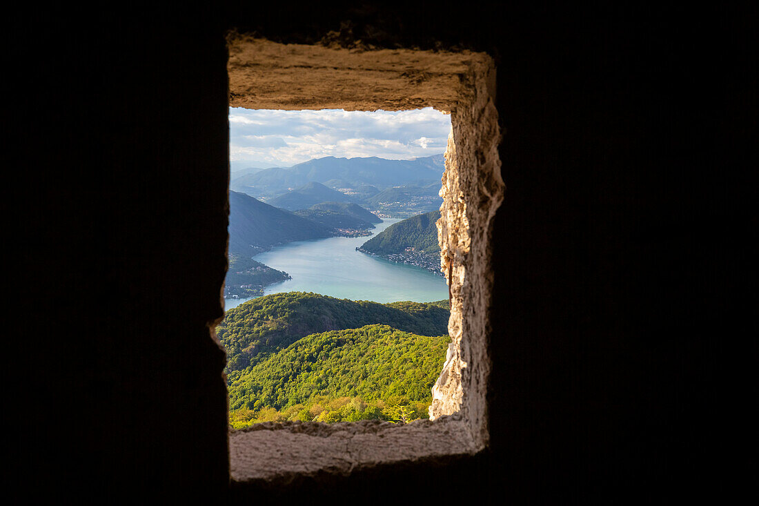 Blick auf den Ceresio-See aus einem Betonfenster innerhalb der Befestigungsanlagen der Linea Cadorna auf dem Monte Orsa und dem Monte Pravello. Viggiù, Bezirk Varese, Lombardei, Italien.