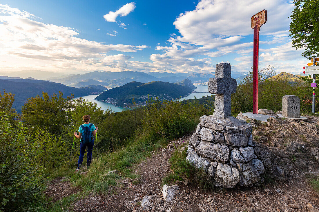 Blick auf das Panorama des Luganer Sees vom Gipfel des Monte Pravello direkt an der Grenze zur Schweiz. Linea Cadorna, Viggiù, Bezirk Varese, Lombardei, Italien.