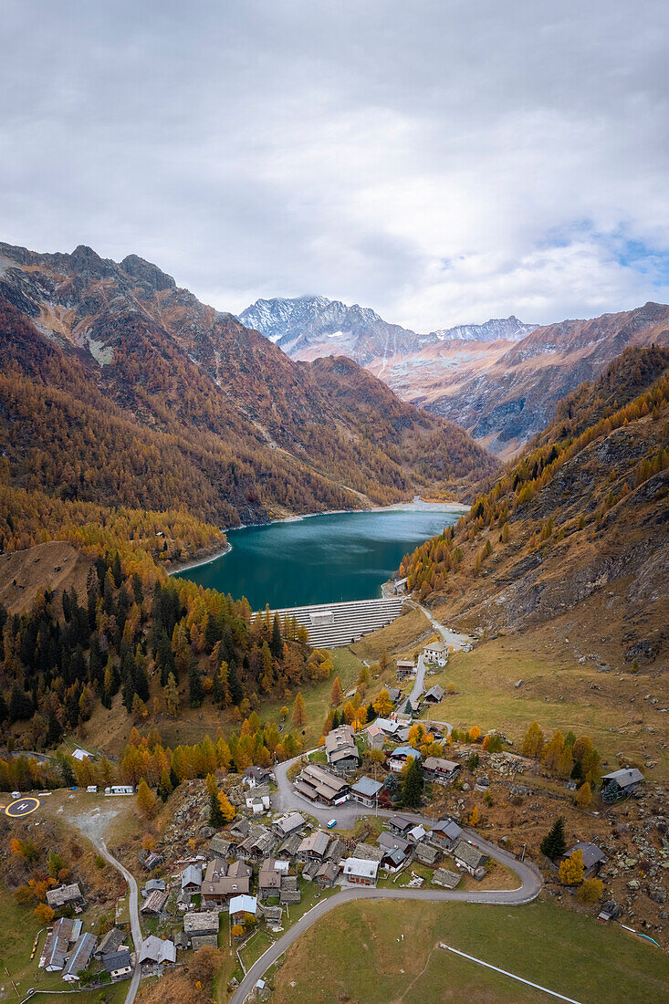 Blick auf die kleine Stadt Cheggio und den Lago dei Cavalli mit dem Pizzo d'Andolla. Alpe Cheggio, Antrona-Tal, Piemont, Verbano Cusio Ossola, Italien.