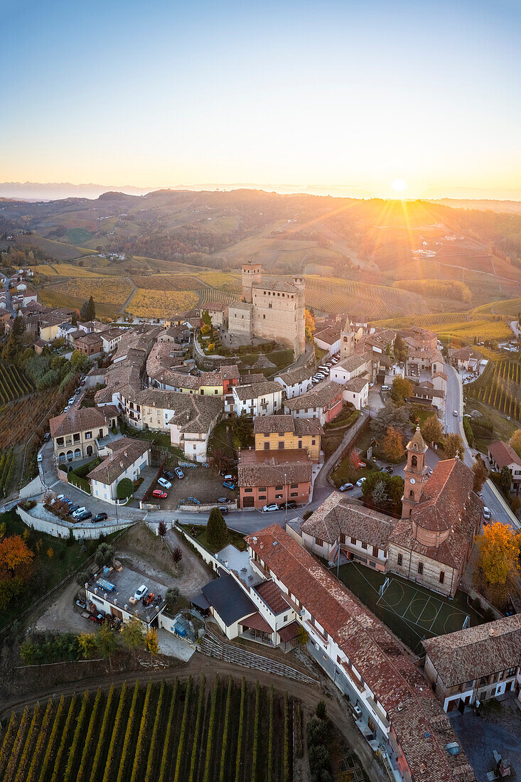 Luftaufnahme der mittelalterlichen Stadt Serralunga d'Alba und ihres Schlosses im Herbst. Serralunga d'Alba, Langhe, Piemont, Italien, Europa.