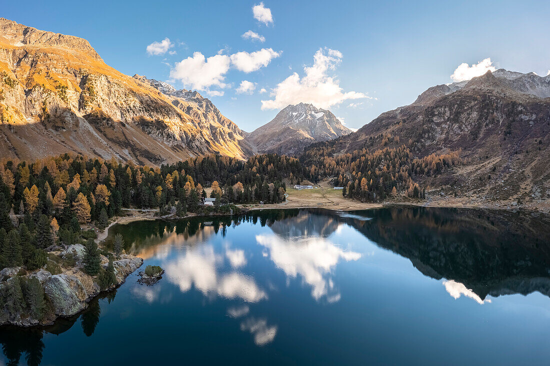 Luftaufnahme des Cavloc-Sees im Herbst. Malojapass, Val Forno, Kanton Graubünden, Engadin, Schweiz.