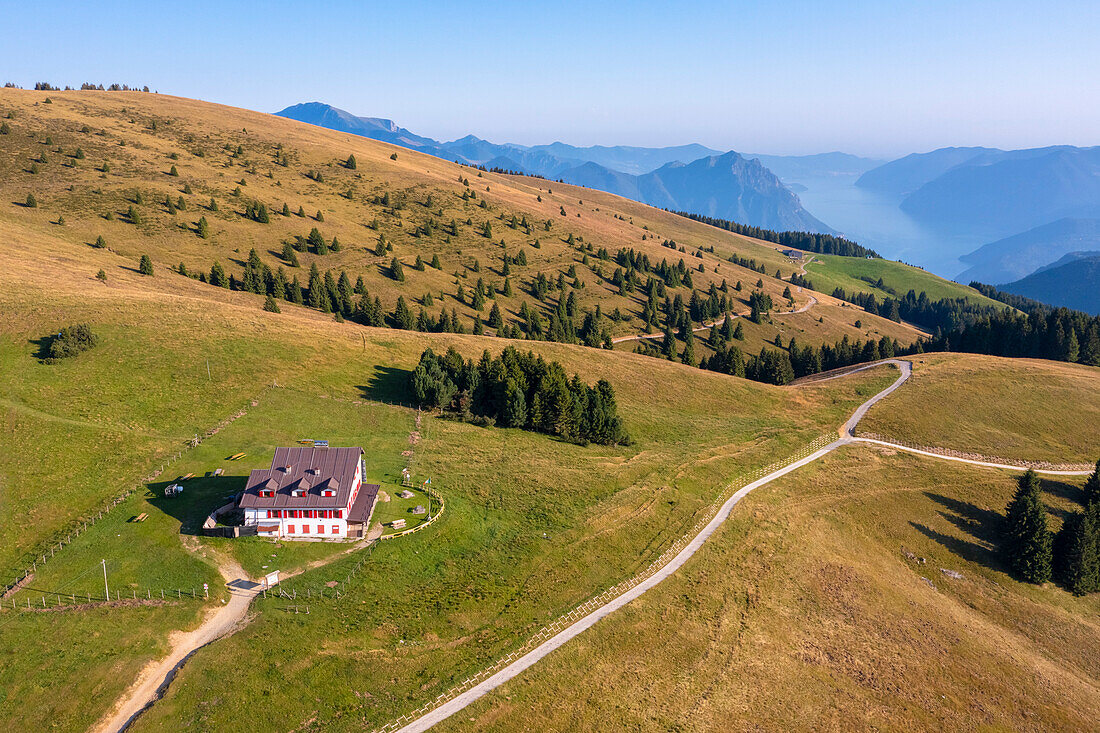Luftaufnahme der Magnolini-Hütte im Sommer. Monte Alto, Costa Volpino, Bezirk Bergamo, Lombardei, Italien.