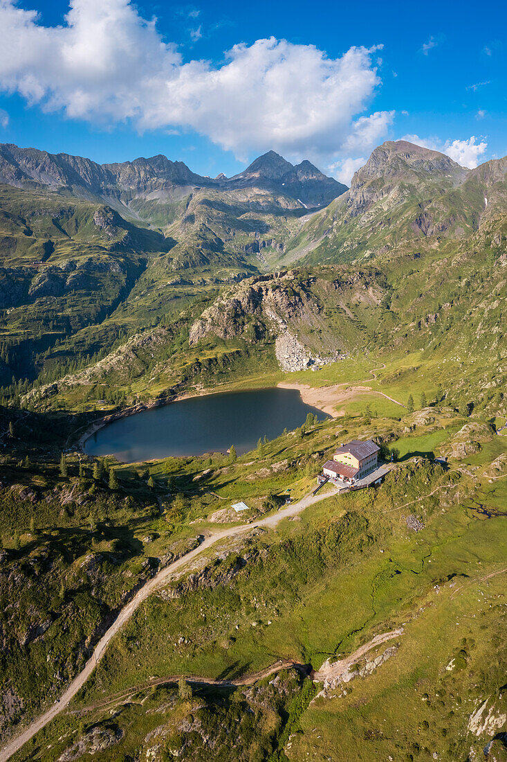 Blick auf das Rifugio Calvi und den Lago Rotondo im Sommer. Carona, Val Brembana, Alpi Orobie, Bergamo, Provinz Bergamo, Lombardei, Italien, Europa.