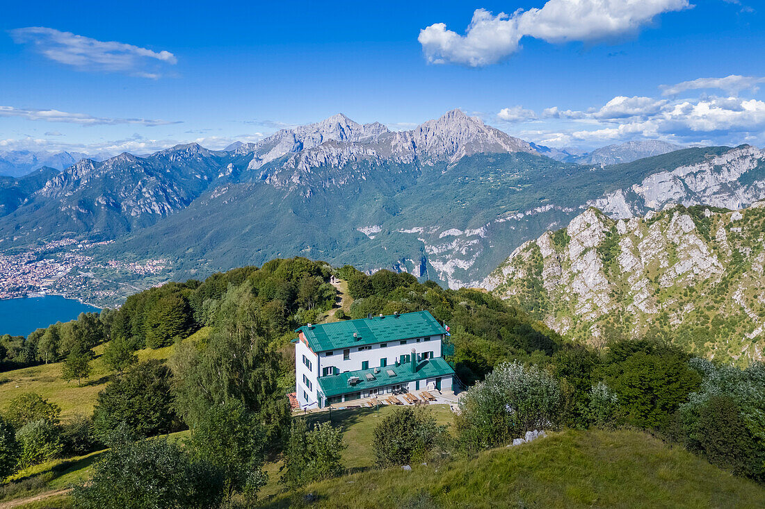 Luftaufnahme des Rifugio Sev, das den Comer See (Lecco-Arm) dominiert und sich unterhalb der Corni di Canzo-Berge befindet. Valbrona, Bezirk Como, Lombardei, Italien, Europa