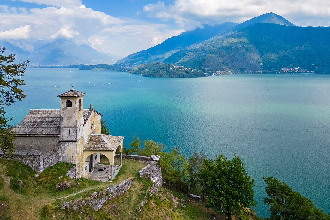 Luftaufnahme der Kirche Sant'Eufemia in Musso mit Blick auf den Comer See. Musso, Bezirk Como, Comer See, Lombardei, Italien