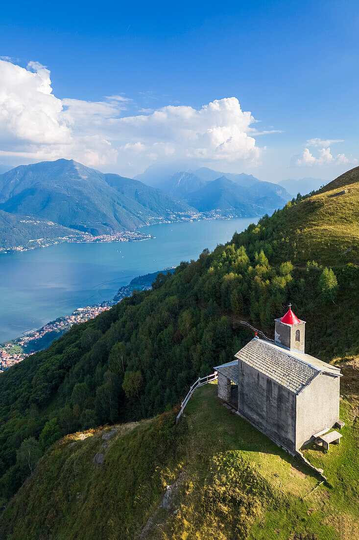 Luftaufnahme der Kirche San Bernardo auf den Bergen über Musso mit Blick auf den Comer See. Musso, Bezirk Como, Comer See, Lombardei, Italien.