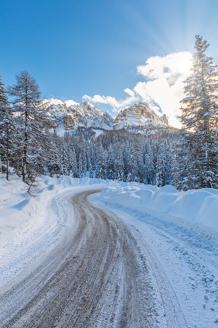 verschneite Straße bei Misurina, im Hintergrund die Cadini di Misurina. Auronzo di Cadore, Belluno, Venetien, Italien