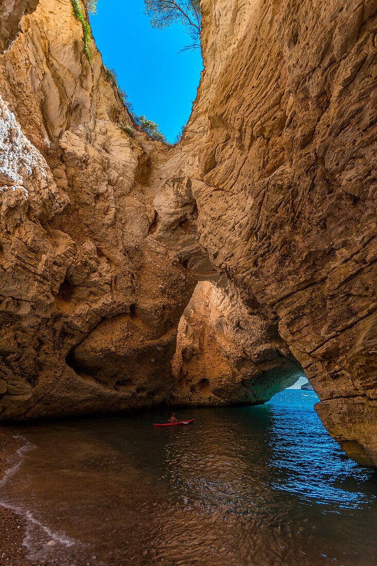 Grotta dei due occhi (Höhle mit zwei Augen), Vieste, Gargano, Apulien, Italien, Europa