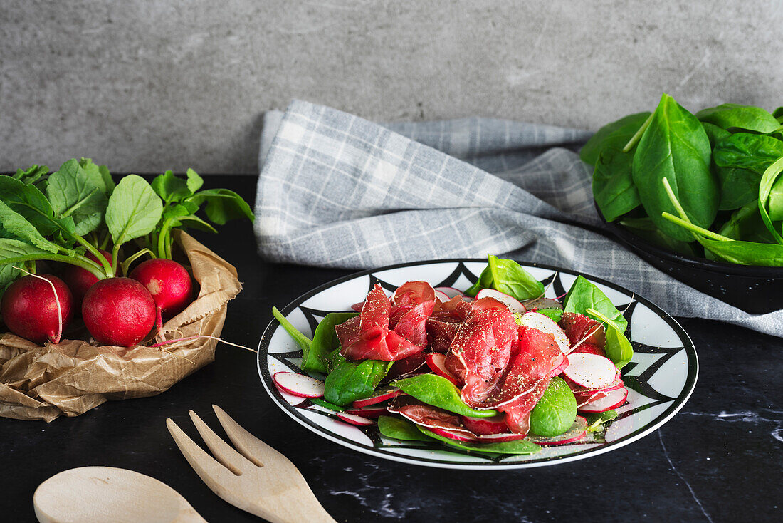 Bresaola-Salat mit Spinat, Radieschen und Champignons