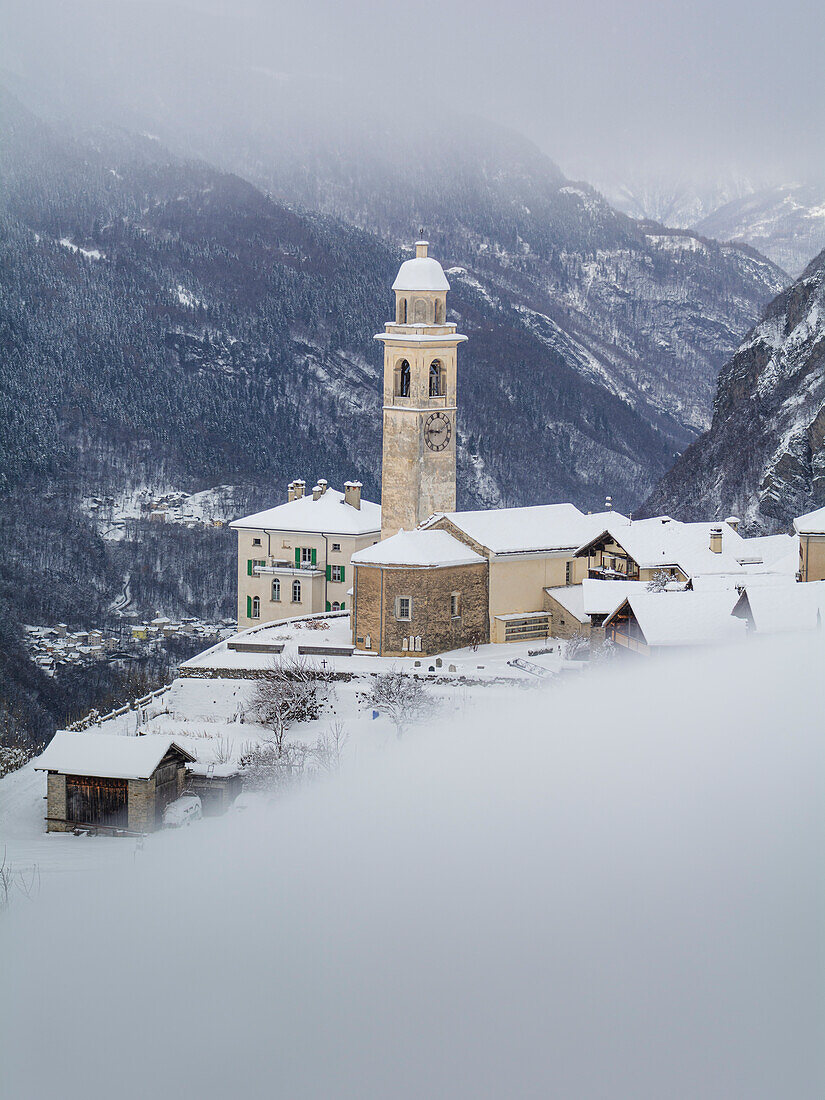 Soglio während eines winterlichen Schneefalls. Bergell-Tal, Bezirk Maloja, Schweiz, Europa.