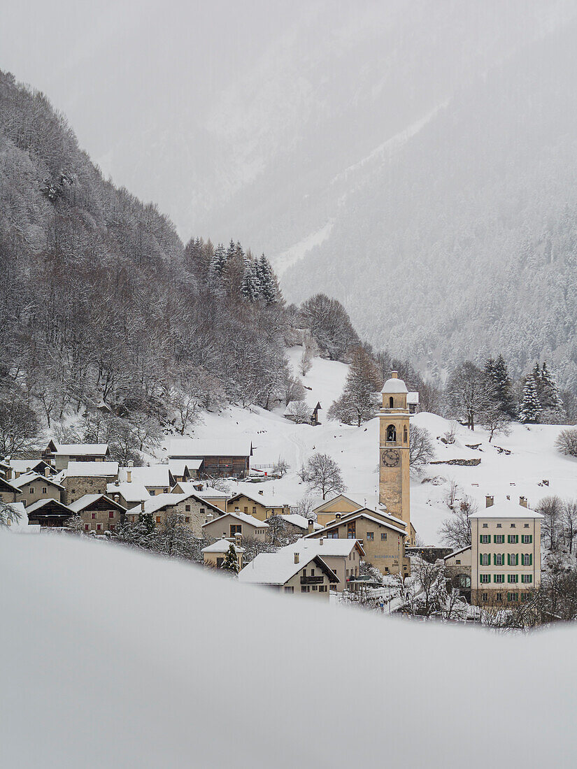Soglio während eines Winterschneefalls. Bergeller Tal, Bezirk Maloja, Schweiz, Europa.