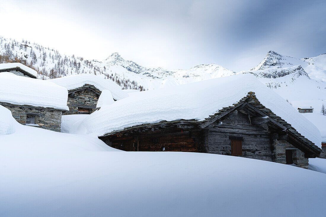 Steinhütte im Winter im Valle Spluga Valchiavenna Lombaria Italien