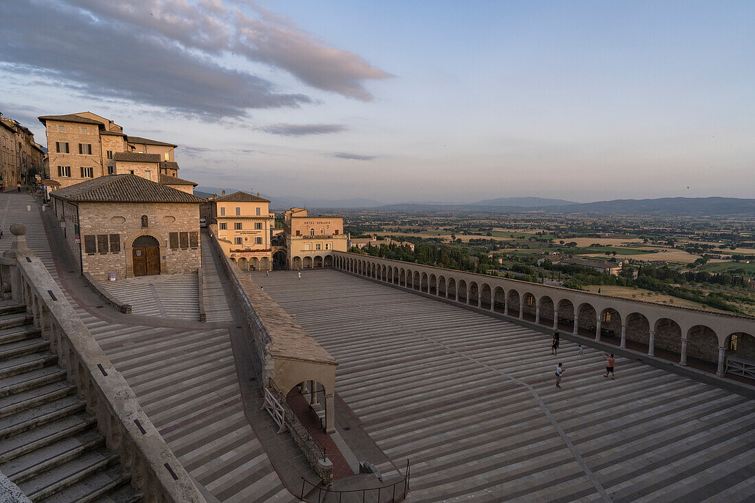 Piazza inferiore di San Francesco, Assisi, Umbria, Italy, Europe