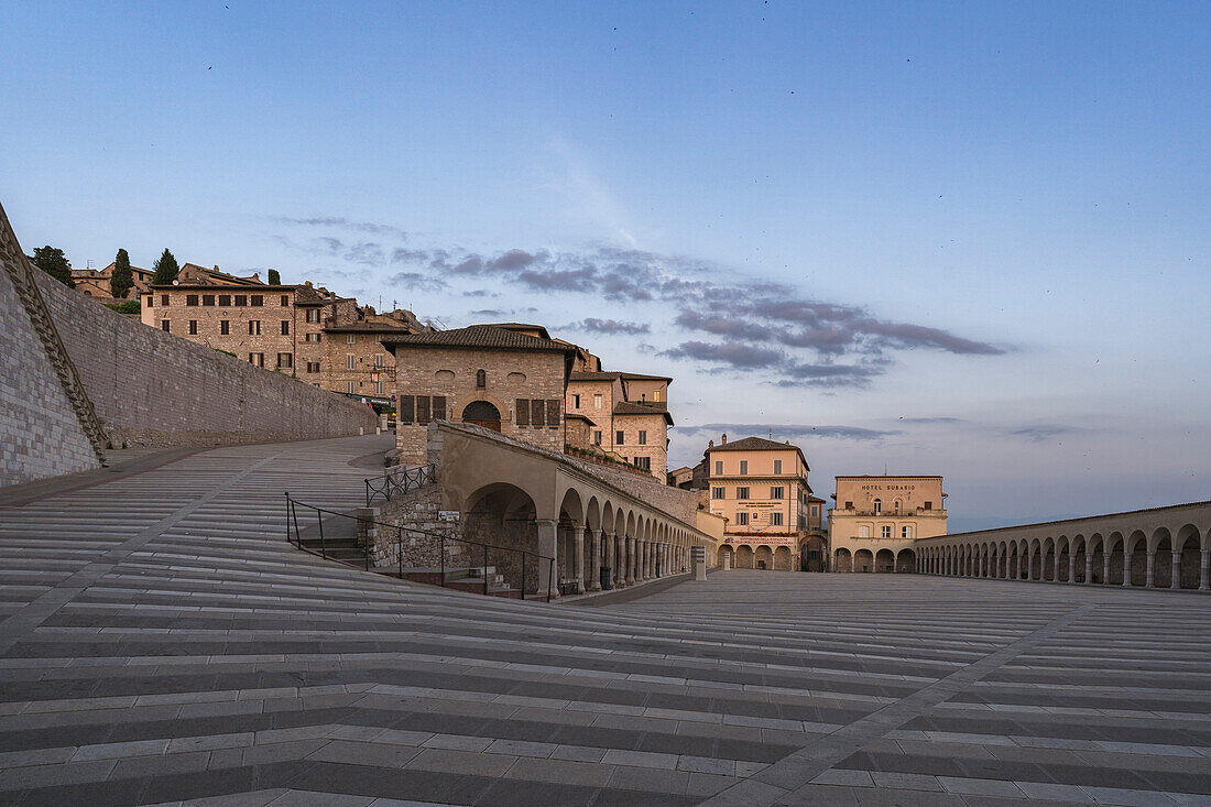Piazza inferiore di San Francesco, Assisi, Umbria, Italy, Europe