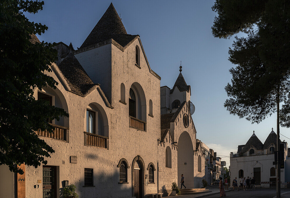 Die Kirche des Heiligen Antonius von Padua in Alberobello, Provinz Bari, Apulien, Italien, Europa