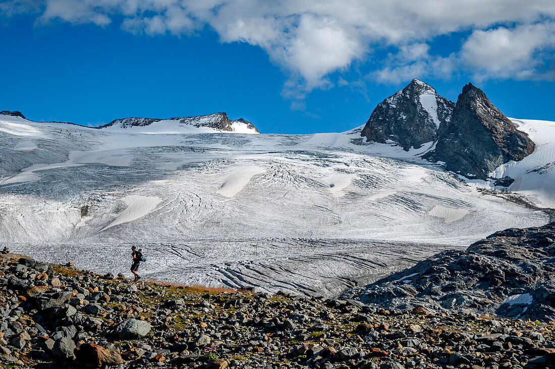 Trekker mit dem Rutor-Gletscher im Hintergrund, nahe der Deffeyes-Hütte, Rutor und Vedette-Gipfel im Hintergrund, La Thuile-Tal, Aostatal, Italien, Europa
