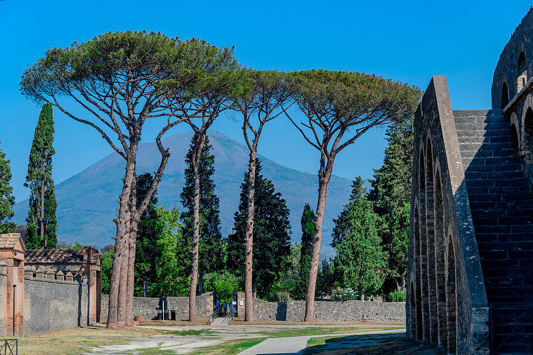 Das Dorf Pompei mit dem Vesuv im Hintergrund, Bezirk Neapel, Kampanien, Italien
