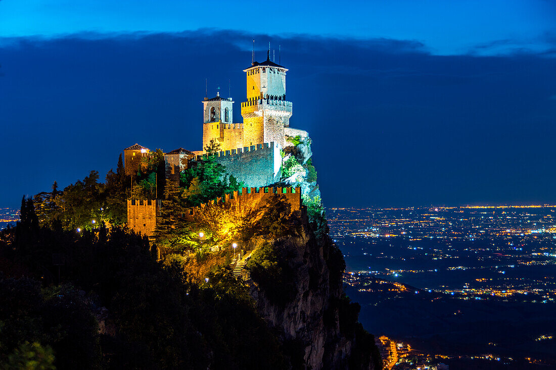 Stadt San Marino. Republik San Marino bei Nacht, Europa. Die Festung von Guaita auf dem Monte Titano, (Italien)