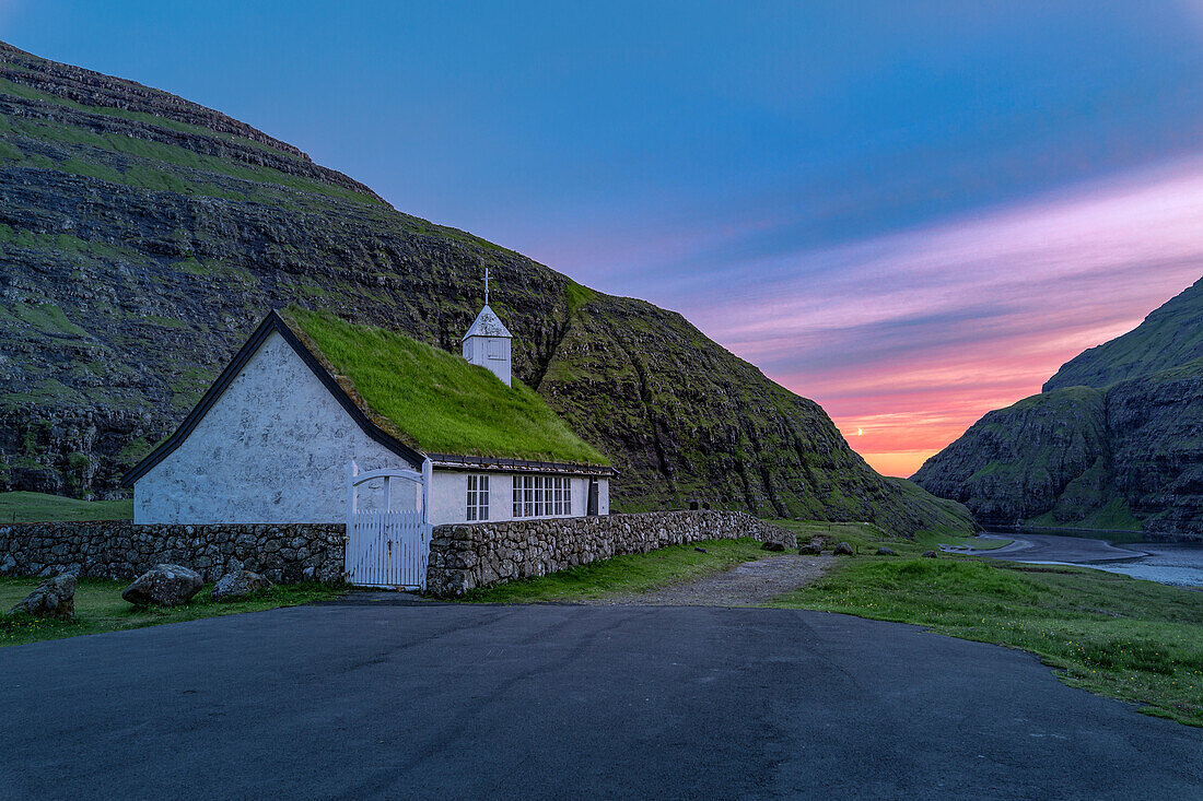 Europe, Denmark, Faroe Islands, Streymoy, Saksun: the sun sets over the fjord