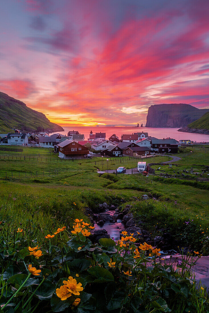 Europe, Denmark, Faroe Islands, Streymoy, Tjornuvik: epic sunrise on the atlantic with Risin Og Kellingin