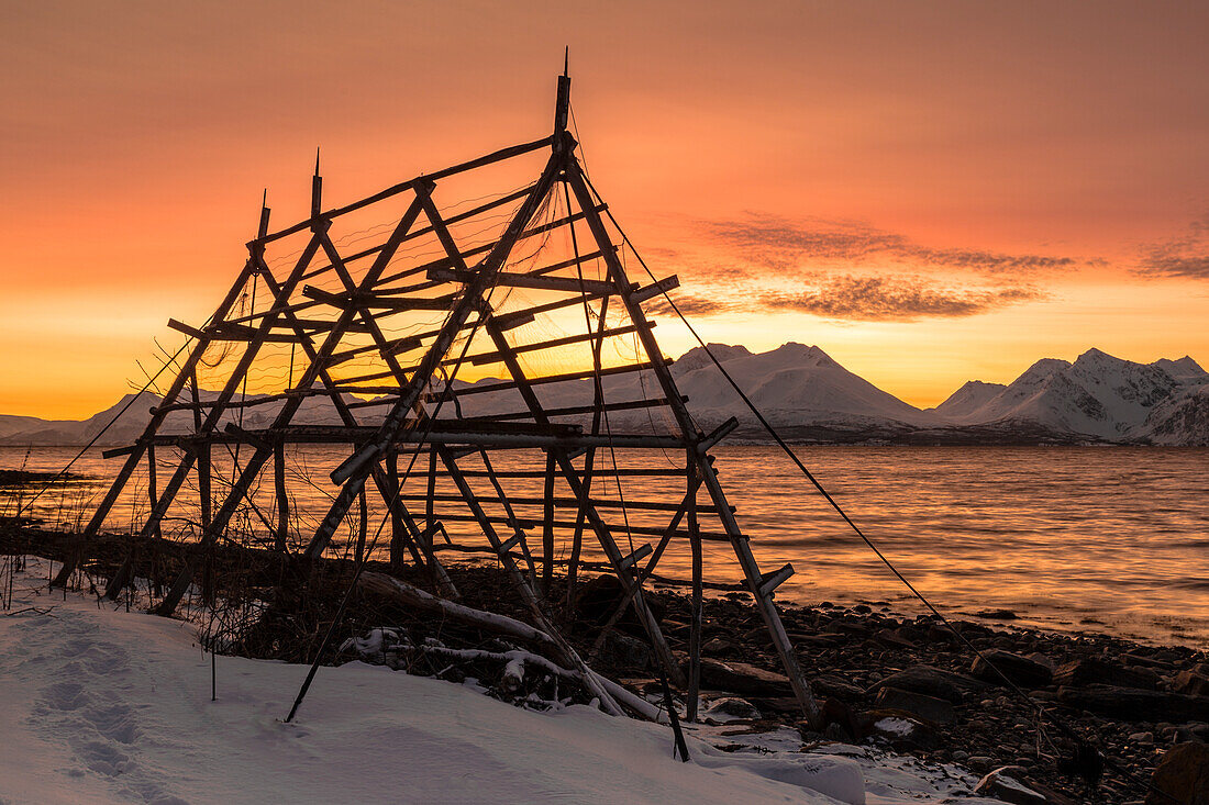 Europa, Norwegen, Troms: eine kleine Struktur zum Trocknen von Kabeljau an der arktischen Küste