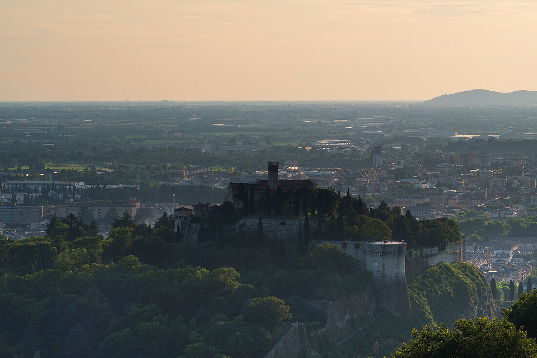 Burg Brescia vom Gipfel des Monte Maddalena aus gesehen bei Sonnenuntergang; Brescia, Lombardei, Italien, Norditalien, Südeuropa, Europa