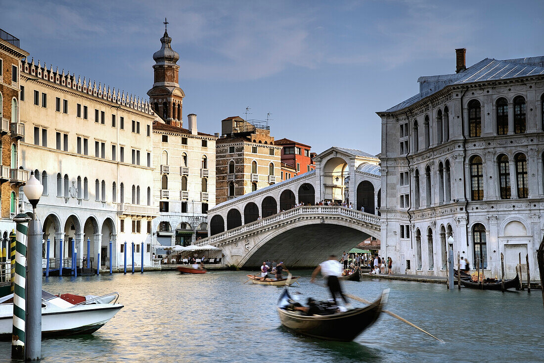 Venedig, Rialtobrücke im Sommer mit Gondel und Touristen