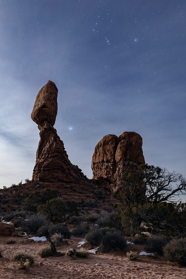 USA, Utah, Arches-Nationalpark: Orion über dem Balanced Rock