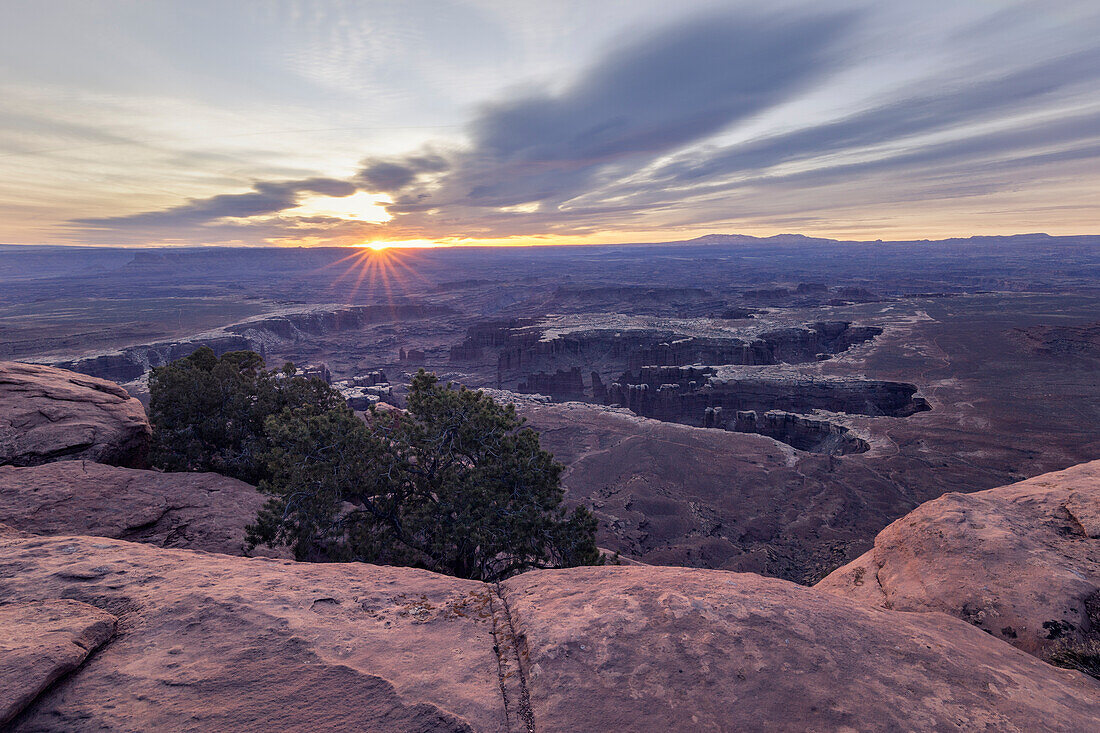 USA, Utah, Canyonlands National Park: Sonnenaufgang am Grand View Point, dem Wahrzeichen des Fernen Westens