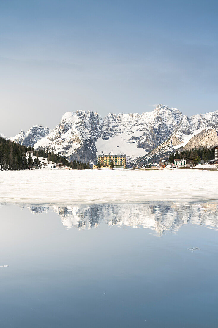 Europa, Italien, Venetien, Dolomiten: Sonnenaufgangsreflexionen auf dem vereisten und verschneiten Misurina-See