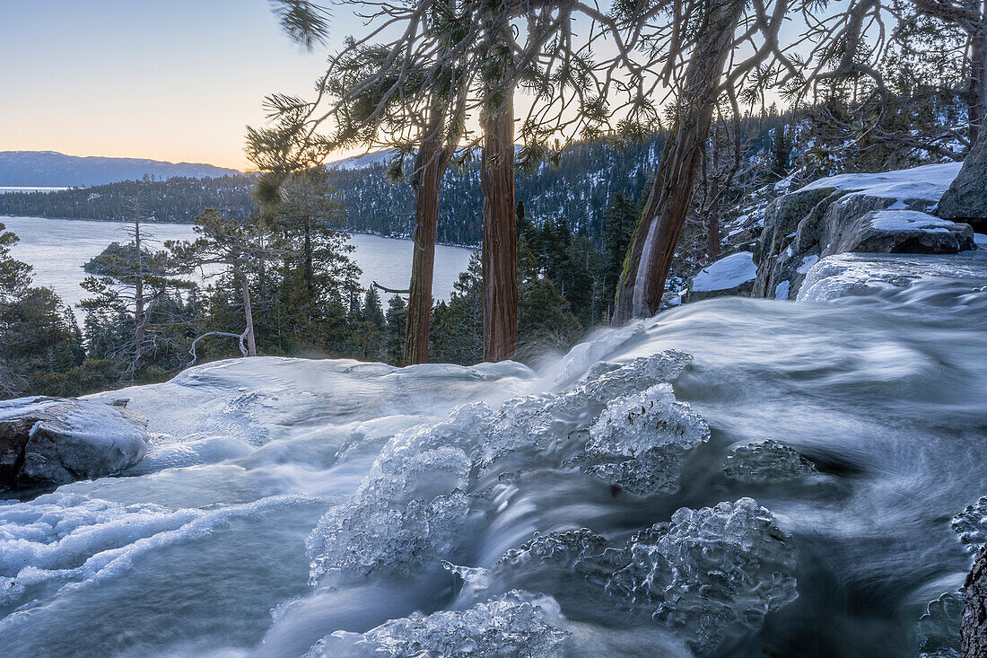 USA, Kalifornien, Lake Tahoe: Eagle Falls und Emerald Bay an einem gefrorenen Wintermorgen