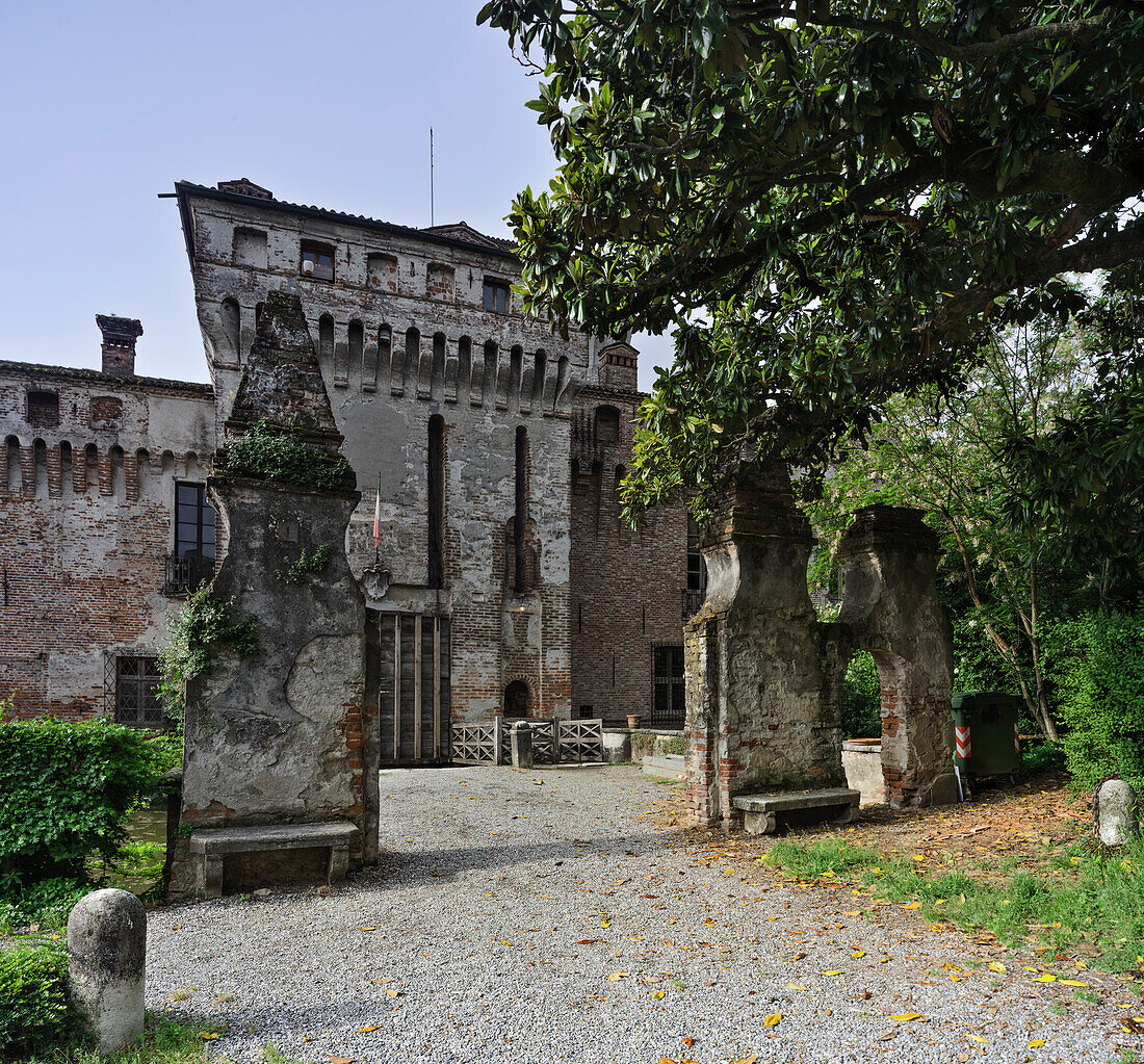 Schloss von Padernello, Frontalansicht mit Eingang und hochgezogener Zugbrücke. Padernello, Borgo S.Giacomo, Provinz Brescia, Lombardei, Italien, Europa