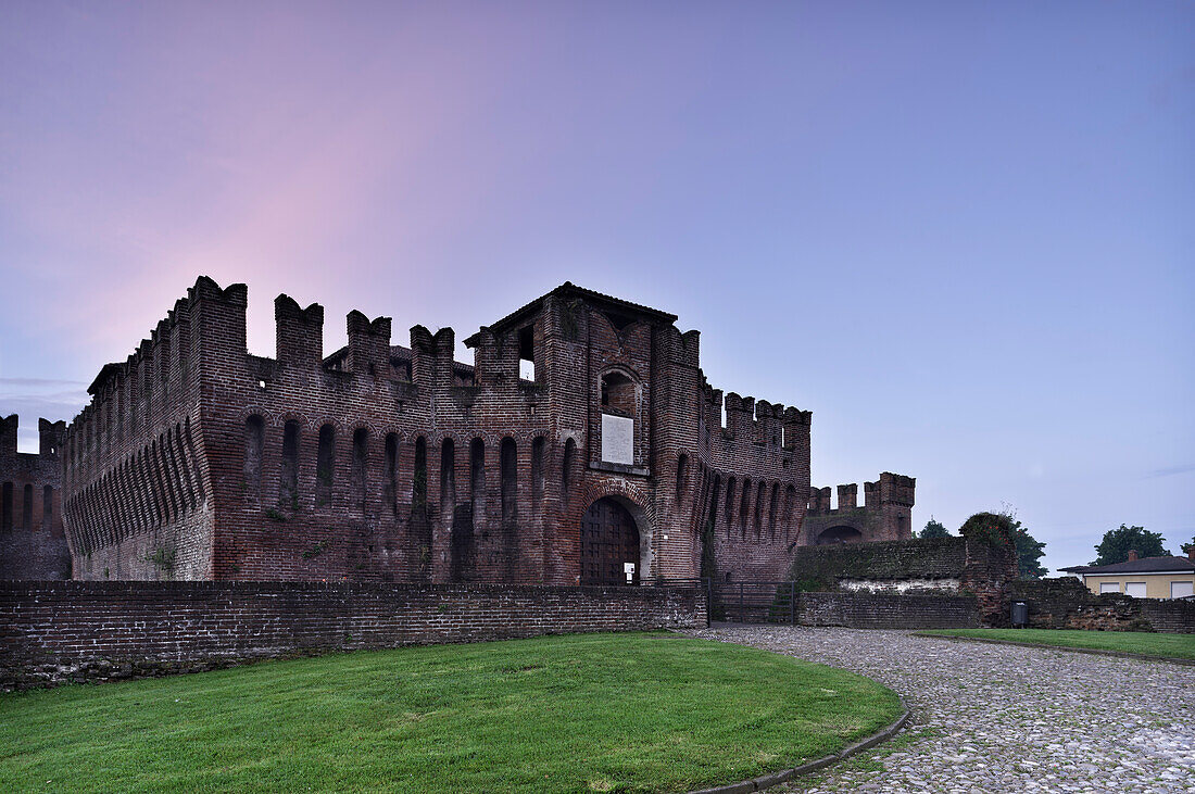 Schloss von Soncino, Frontalansicht am frühen Morgen, mit rotem Himmel, Soncino, Provinz Cremona, Lombardei, Italien, Europa