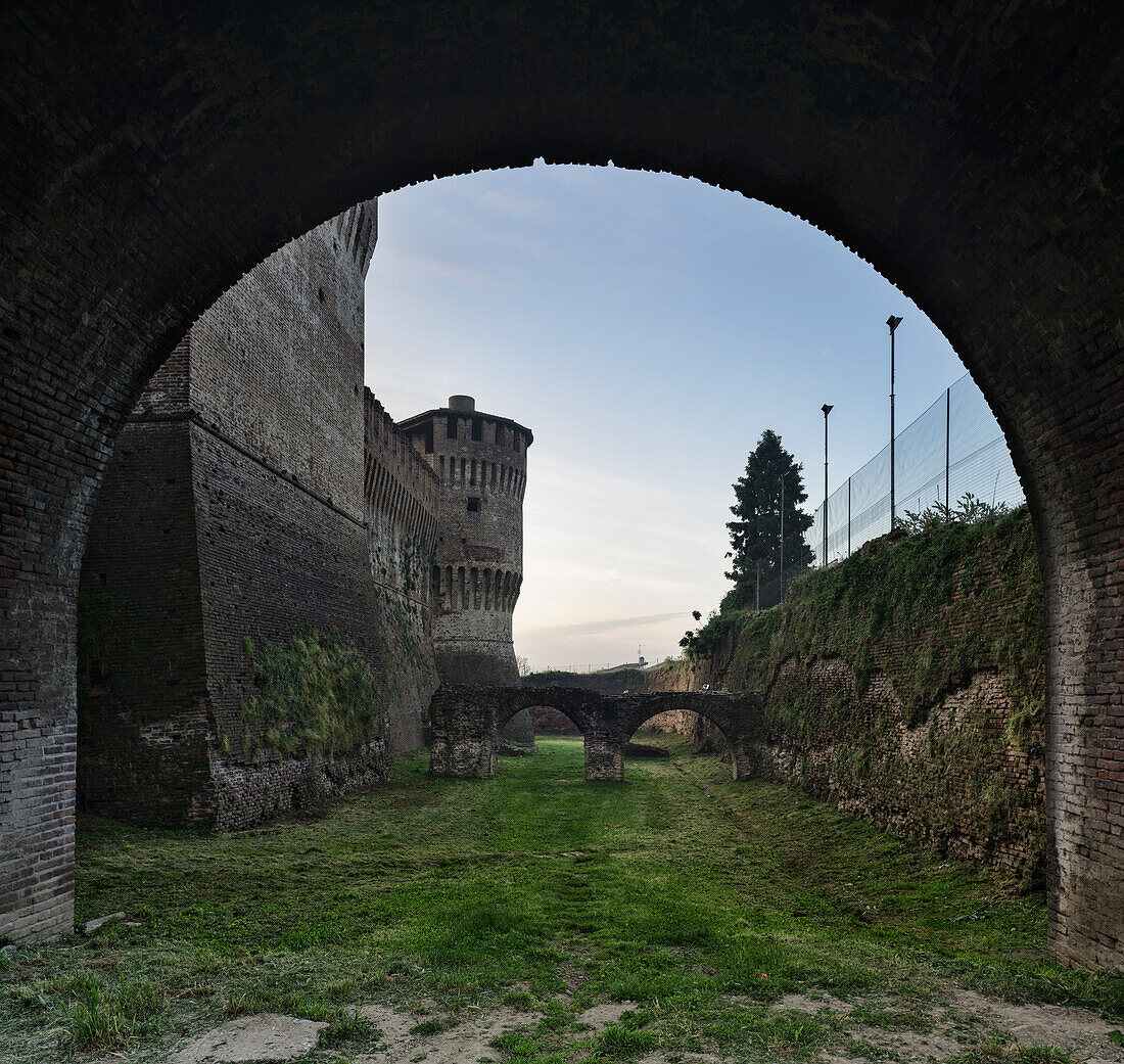 Rundturm des Schlosses Soncino, Blick unter der seitlichen Zugangsbrücke des Schlosses, Soncino, Provinz Cremona, Italien, Norditalien, Europa, Südeuropa