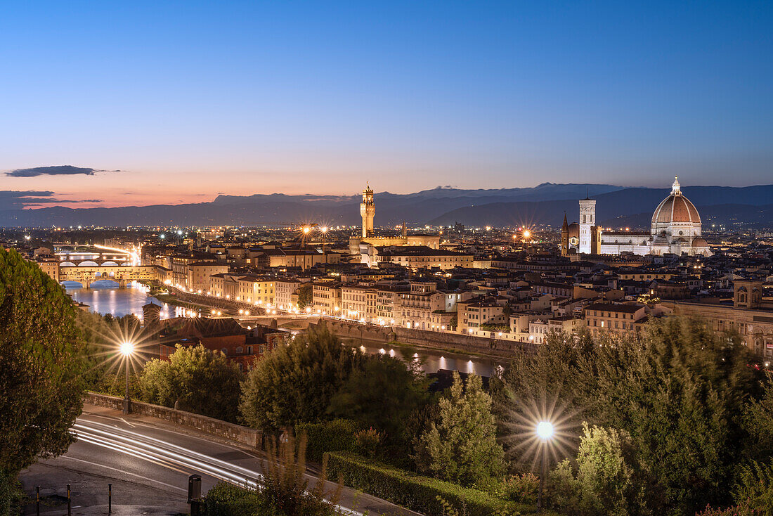 Europa, Italien, Florenz: das historische Zentrum bei Sonnenuntergang vom Michelangelo-Platz aus