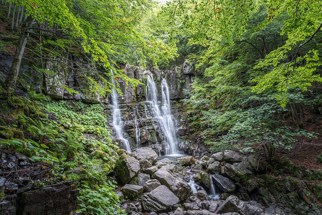 Europa, Italien, Emilia Romagna: einer der Dardagna-Wasserfälle vom Waldweg aus